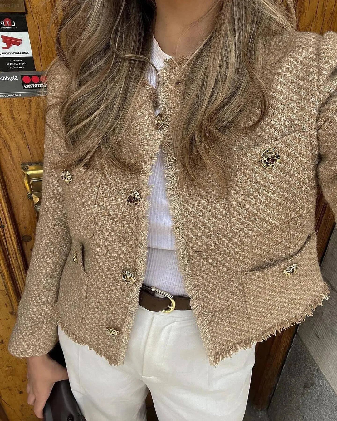 Vesper - Elegant jacket with gold buttons and a tailored fit